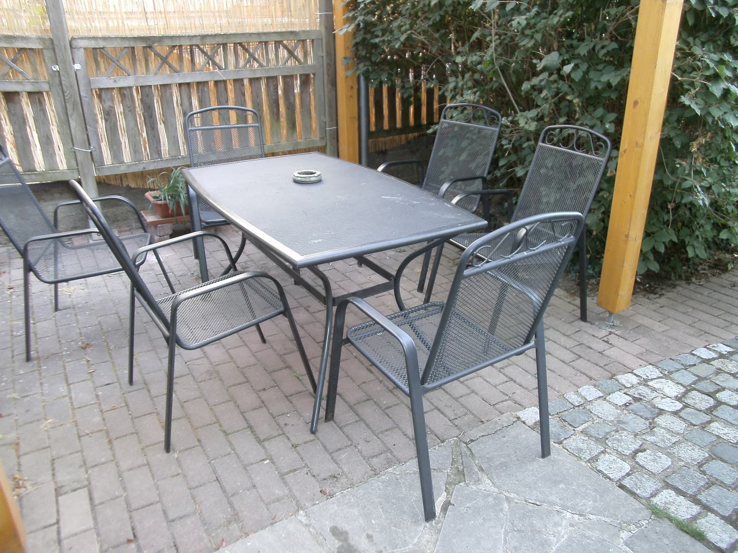 Freisitz mit Gartenmöbeln hinter dem Haus